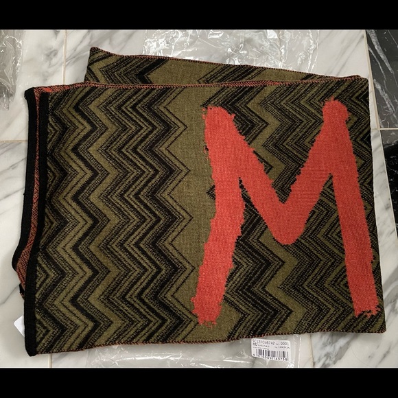 MISSONI WRITTEN IN ORANGE ACROSS A SIGNATURE CHEVON SCARF - Picture 9 of 16